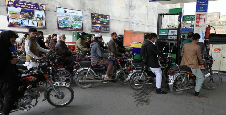 பாகிஸ்தானில் பெட்ரோல், டீசல் விலை 50% உயர்வு