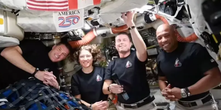 பூமிக்கு திரும்பும் ஆர்டெமிஸ் II குழு – விண்வெளி வீரரின் மறைந்த மனைவியின் பெயரில் சந்திரப் பள்ளம் பெயரிட பரிந்துரை