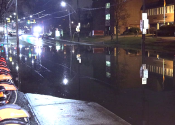 டொராண்டோவில் கனமழை: சுரங்கப்பாதை மற்றும் சாலைகளில் வெள்ளம்