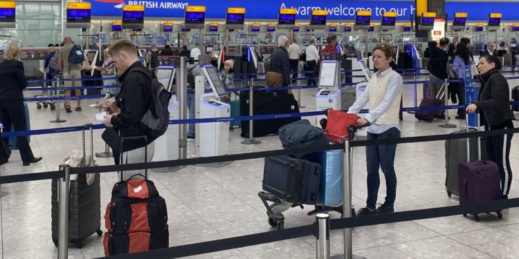 ஹீத்ரோ விமான நிலையத்தில் பயணிகளின் எண்ணிக்கை அதிகரிப்பு – எதிர்வரும் நாட்களும் குறித்தும் எச்சரிக்கை