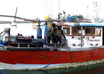 போதைப்பொருள் பொதிகளுடன் சிக்கிய படகு – கரையில் பெரும் அதிர்ச்சி!