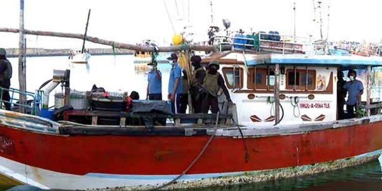 போதைப்பொருள் பொதிகளுடன் சிக்கிய படகு – கரையில் பெரும் அதிர்ச்சி!