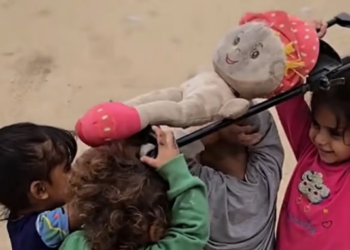 ‘பொம்மைக்கு இறுதிச் சடங்கு’ – மனதை ரணமாக்கும் காசா சிறார்களின் வீடியோ