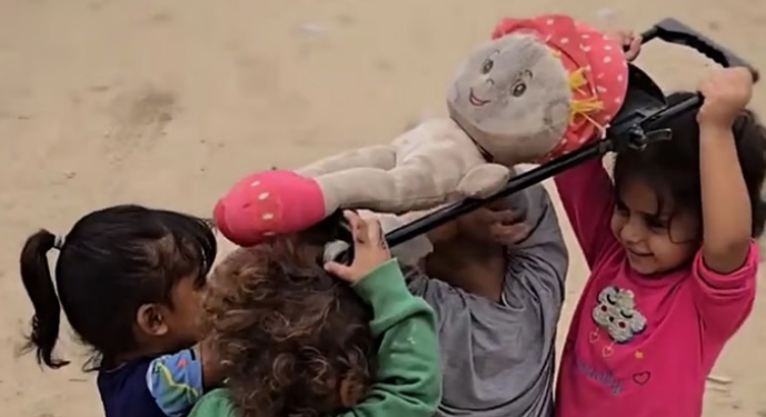 ‘பொம்மைக்கு இறுதிச் சடங்கு’ – மனதை ரணமாக்கும் காசா சிறார்களின் வீடியோ