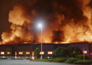 சம்பள உயர்வு கிடைக்காததால் நிறுவனத்தை தீ வைத்து எரித்த ஊழியர் ; அமெரிக்காவில் சம்பவம்