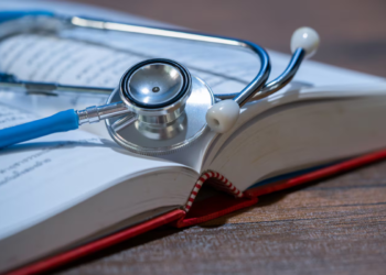 கனடாவில் நோயாளிகளிடம் கடுமையாக நடந்த மருத்துவர் விதிக்கப்பட்ட தண்டனை!