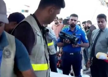 ஆழ்கடலில் பிடிபட்ட படகு கரைக்கு கொண்டு வரப்பட்டது!