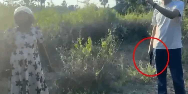 யாழ்ப்பாணத்தில் பரபரப்பு – பெண்களை துப்பாக்கி முனையில் மிரட்டிய பாராளுமன்ற உறுப்பினர் அர்ச்சுனா