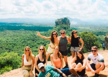 மார்ச்சில் சுற்றுலாப் பயணிகளின் வருகை வீழ்ச்சி