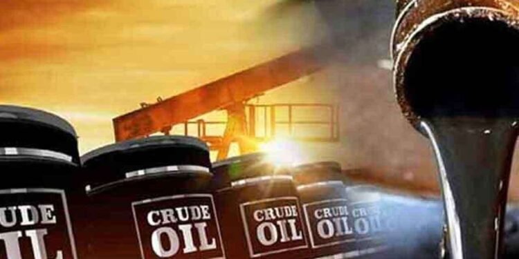 உலகளாவிய விநியோக தடைகள் மற்றும் போர் சூழ்நிலை காரணமாக எதிர்காலத்திலும் எண்ணெய் விலை உயர்வாகவே இருக்கும் என பொருளாதார நிபுணர்கள் எச்சரிக்கின்றனர்.