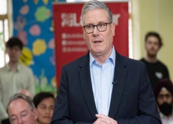 பிரிட்டன் அரசியல் மாற்றம் ; ஸ்டார்மர் பதவி விலக மாட்டேன் என உறுதி