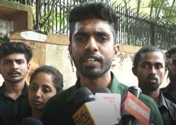 மல்வானை வீட்டில் இருந்து வௌியேறும் பல்கலை மாணவர்கள்