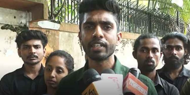 மல்வானை வீட்டில் இருந்து வௌியேறும் பல்கலை மாணவர்கள்