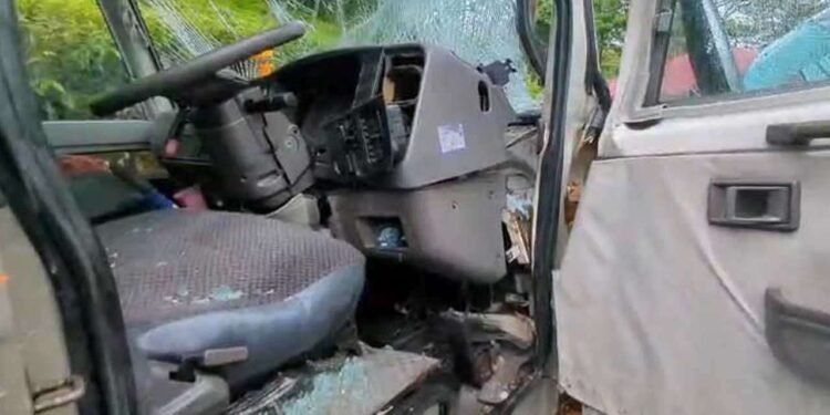 நோர்வூட்டில் பேருந்து விபத்து – மாணவர் காயம்