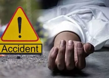குழந்தையைக் கையில் ஏந்திச் சென்ற தந்தை பேருந்து மோதி பலி