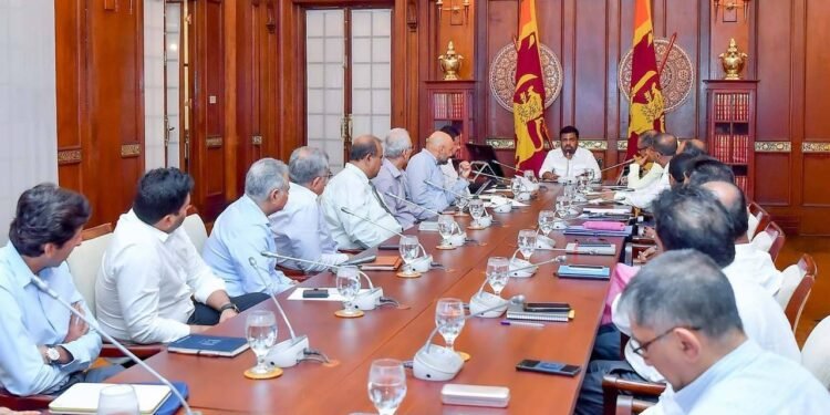 ஆடைத் துறையின் பிரச்சினைகளுக்கு உடனடித் தீர்வு குறித்து ஜனாதிபதி தலைமையில் ஆராய்வு