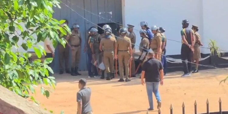 உயிரிழந்த சிறைச்சாலை அதிகாரிகளின் உடல்கள் வெலிக்கடைக்கு