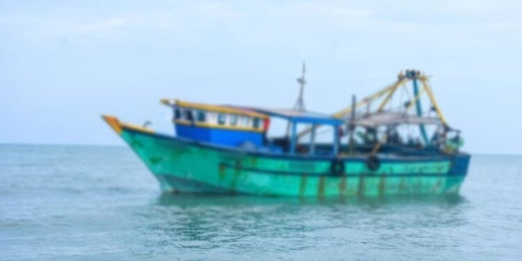 நெடுந்தீவில் விபத்தில் சிக்கிய இந்திய மீனவர்களை மீட்க நடவடிக்கை