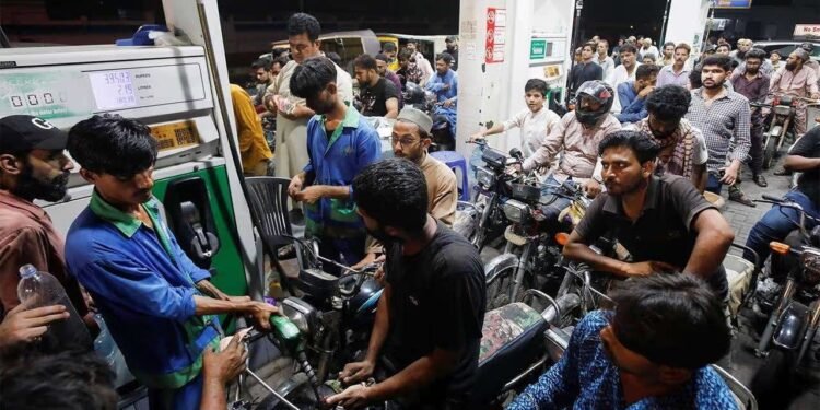 பாகிஸ்தானில் செலவுகளைக் கட்டுப்படுத்தக் கடும் நடவடிக்கைகள்
