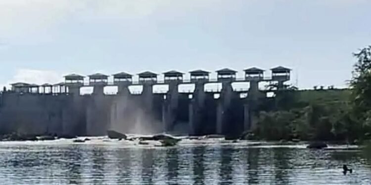 தெதுரு ஓயாவின் 4 வான்கதவுகள் திறப்பு