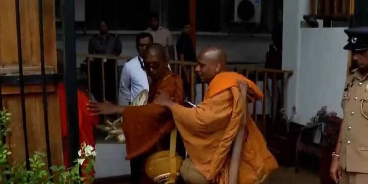 போராட்டத்தில் ஈடுபட்ட தேரர்கள் புத்தசாசன அமைச்சில் முக்கிய பேச்சுவார்த்தை